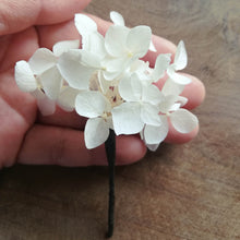 Charger l&#39;image dans la galerie, Pic en fleurs naturelles d&#39;hortensia,  Pin de fleur, épingle à cheveux fleurs stabilisées, Épinglette de fleurs blanches séchées mariage
