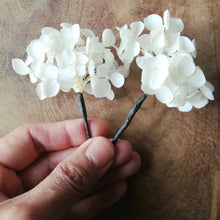 Charger l&#39;image dans la galerie, Pic en fleurs naturelles d&#39;hortensia,  Pin de fleur, épingle à cheveux fleurs stabilisées, Épinglette de fleurs blanches séchées mariage
