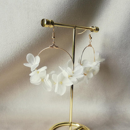 Boucle d'oreilles fleurs stabilisées d'hortensia crème