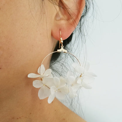 Boucle d'oreilles fleurs stabilisées d'hortensia crème