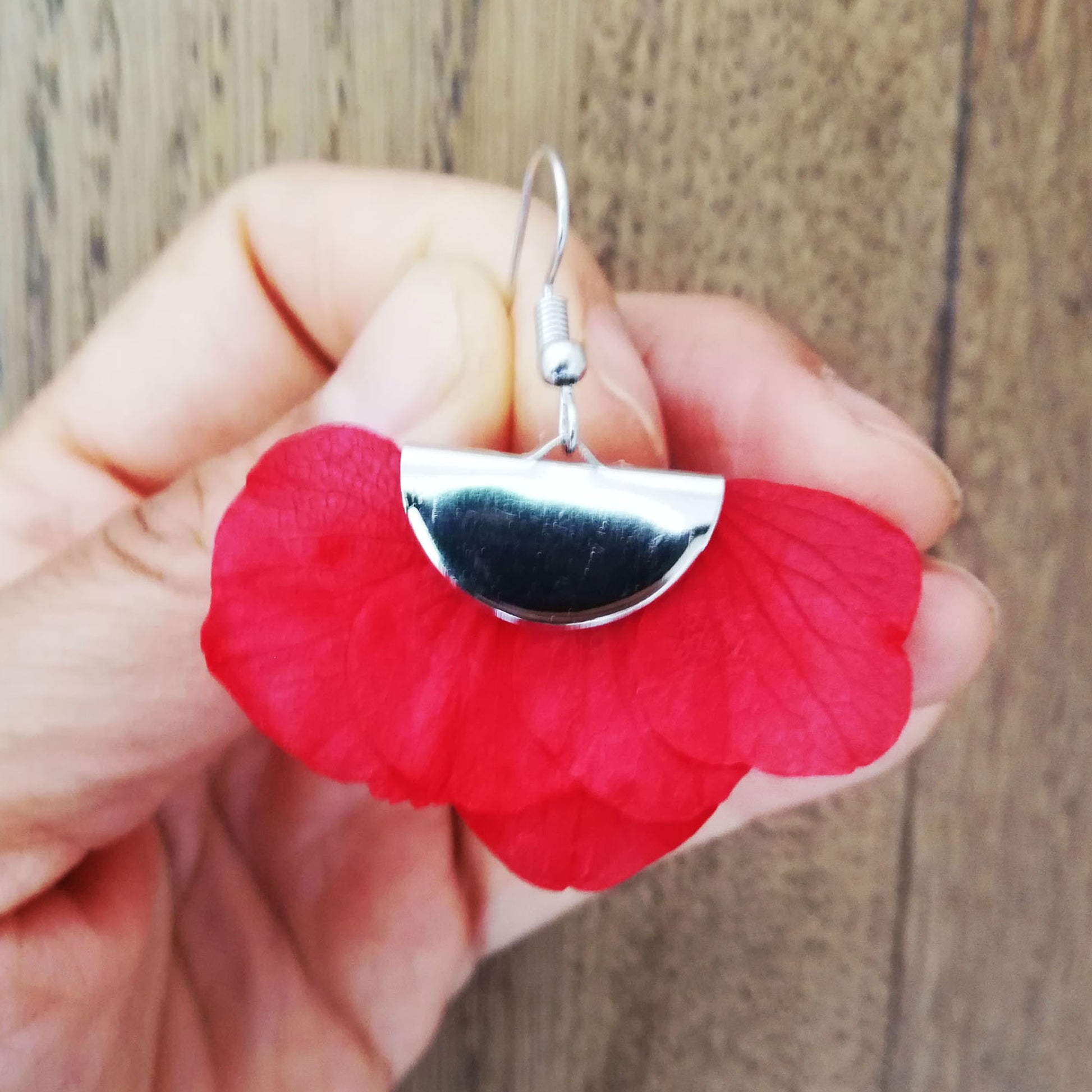 Boucles d'oreille rouge en fleurs séchées et stabilisées 