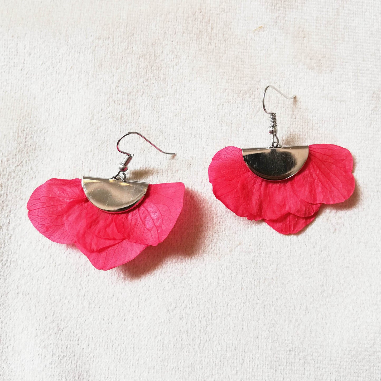Boucles d'oreille rouge en fleurs séchées et stabilisées 