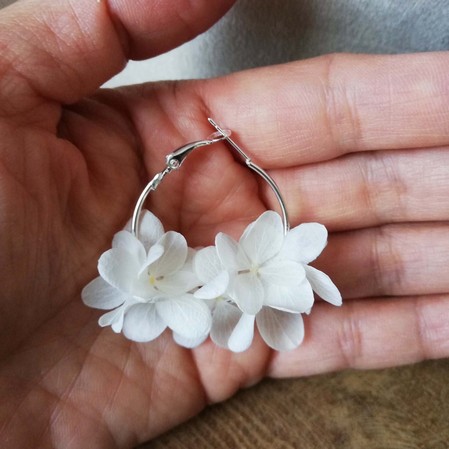 Boucles d’oreilles blanc en fleurs stabilisées