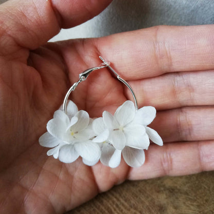 Boucles d’oreilles blanc en fleurs stabilisées