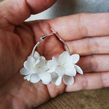 Charger l&#39;image dans la galerie, Boucles d’oreilles blanc en fleurs stabilisées
