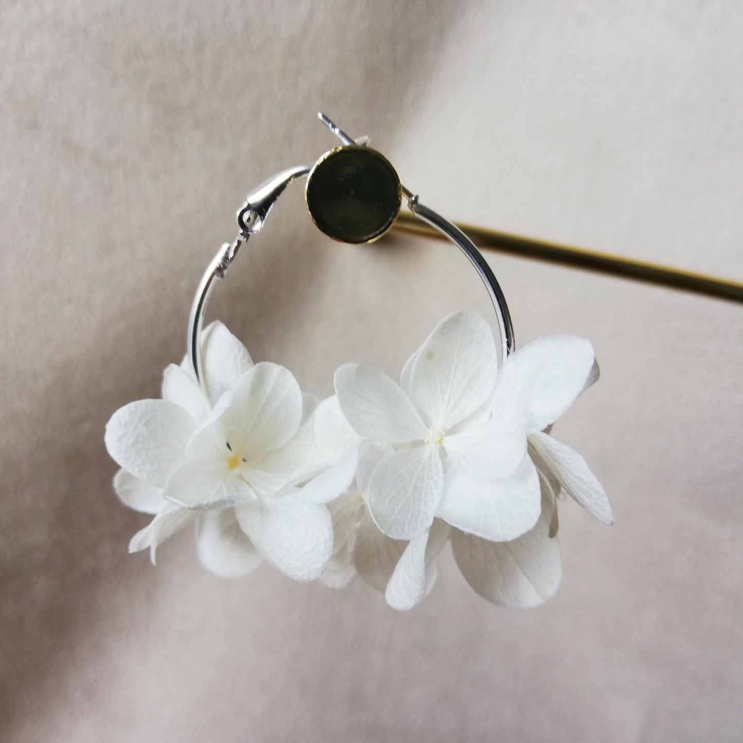 Boucles d’oreilles blanc en fleurs stabilisées