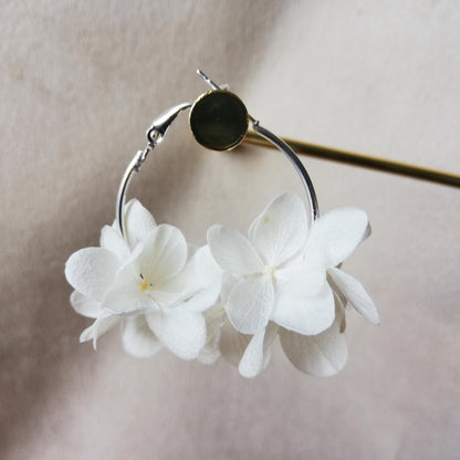 Boucles d’oreilles blanc en fleurs stabilisées