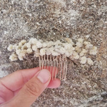 Charger l&#39;image dans la galerie, Peigne en fleurs naturelles d&#39;gypsophile

