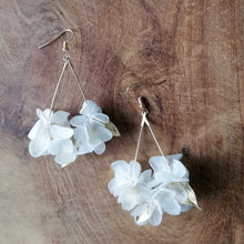 Charger l&#39;image dans la galerie, Boucle d&#39;oreilles blanc en fleurs séchées
