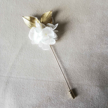 Boutonnière blanc en fleurs naturelles d'hortensia stabilisé