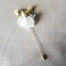 Charger l&#39;image dans la galerie, Boutonnière blanc en fleurs naturelles d&#39;hortensia stabilisé
