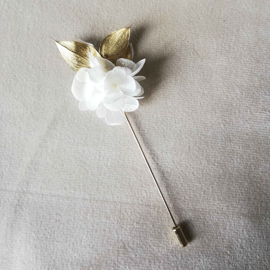 Boutonnière blanc en fleurs naturelles d'hortensia stabilisé