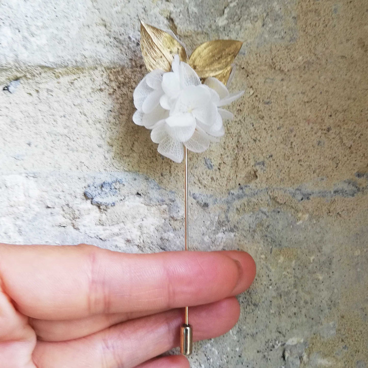 Boutonnière blanc en fleurs naturelles d'hortensia stabilisé