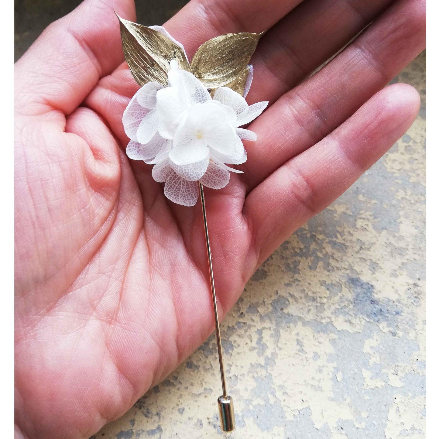 Boutonnière blanc en fleurs naturelles d'hortensia stabilisé