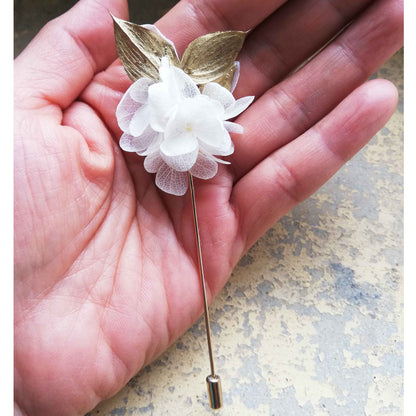 Boutonnière blanc en fleurs naturelles d'hortensia stabilisé