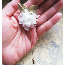 Charger l&#39;image dans la galerie, Boutonnière blanc en fleurs naturelles d&#39;hortensia stabilisé
