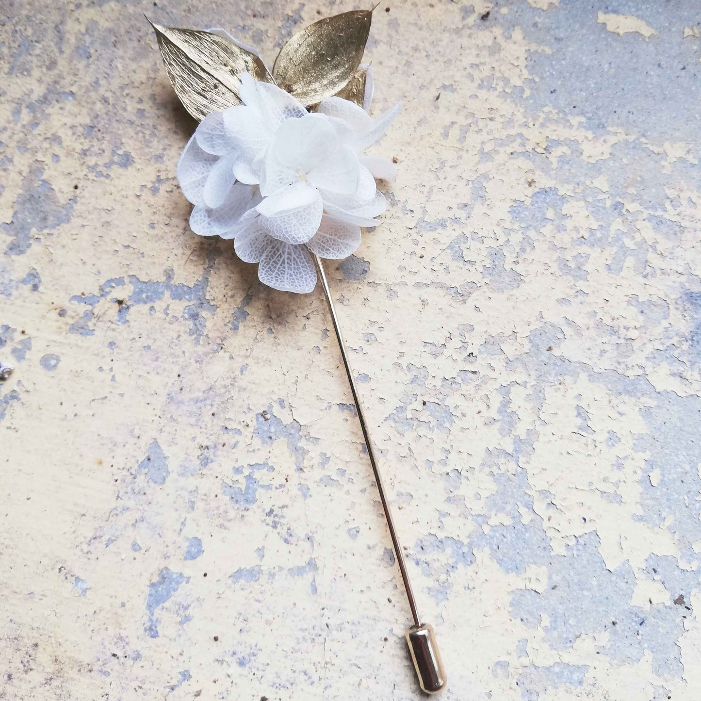 Boutonnière blanc en fleurs naturelles d'hortensia stabilisé