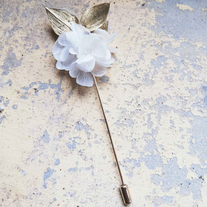 Boutonnière blanc en fleurs naturelles d'hortensia stabilisé