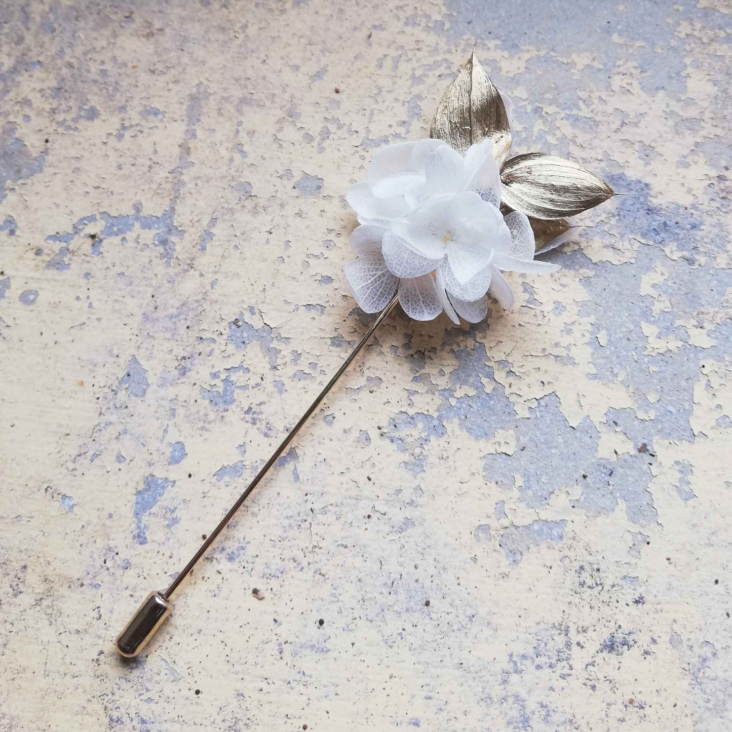 Boutonnière blanc en fleurs naturelles d'hortensia stabilisé