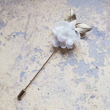 Charger l&#39;image dans la galerie, Boutonnière blanc en fleurs naturelles d&#39;hortensia stabilisé
