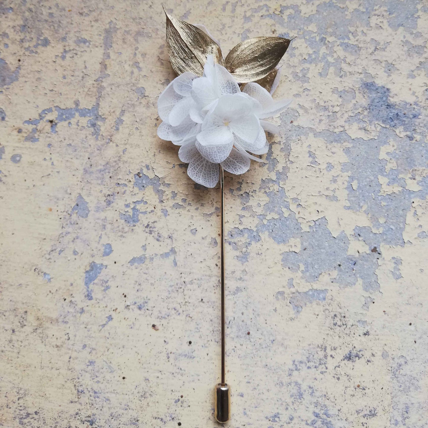 Boutonnière blanc en fleurs naturelles d'hortensia stabilisé