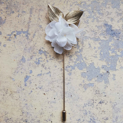 Boutonnière blanc en fleurs naturelles d'hortensia stabilisé