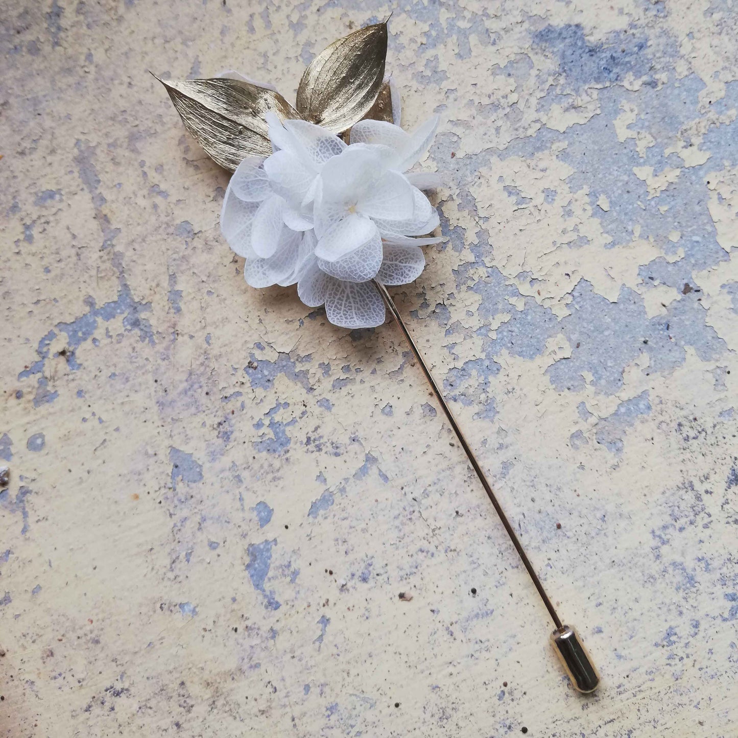 Boutonnière blanc en fleurs naturelles d'hortensia stabilisé