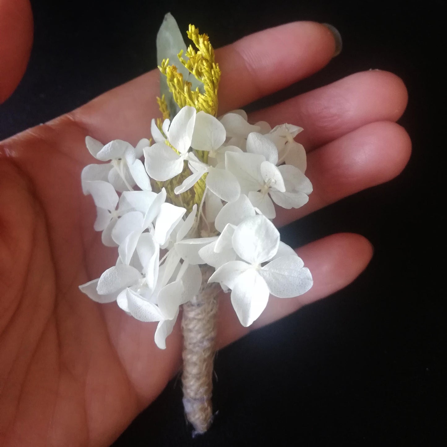 Boutonnière en fleurs naturelles d'hortensia stabilisé