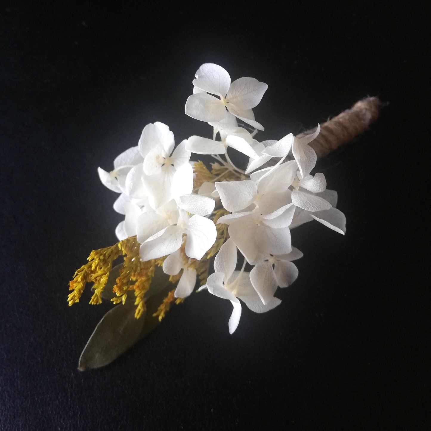 Boutonnière en fleurs naturelles d'hortensia stabilisé
