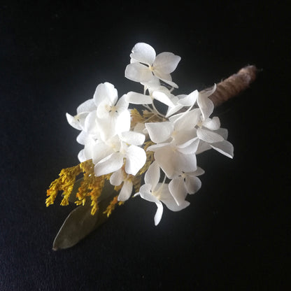 Boutonnière en fleurs naturelles d'hortensia stabilisé