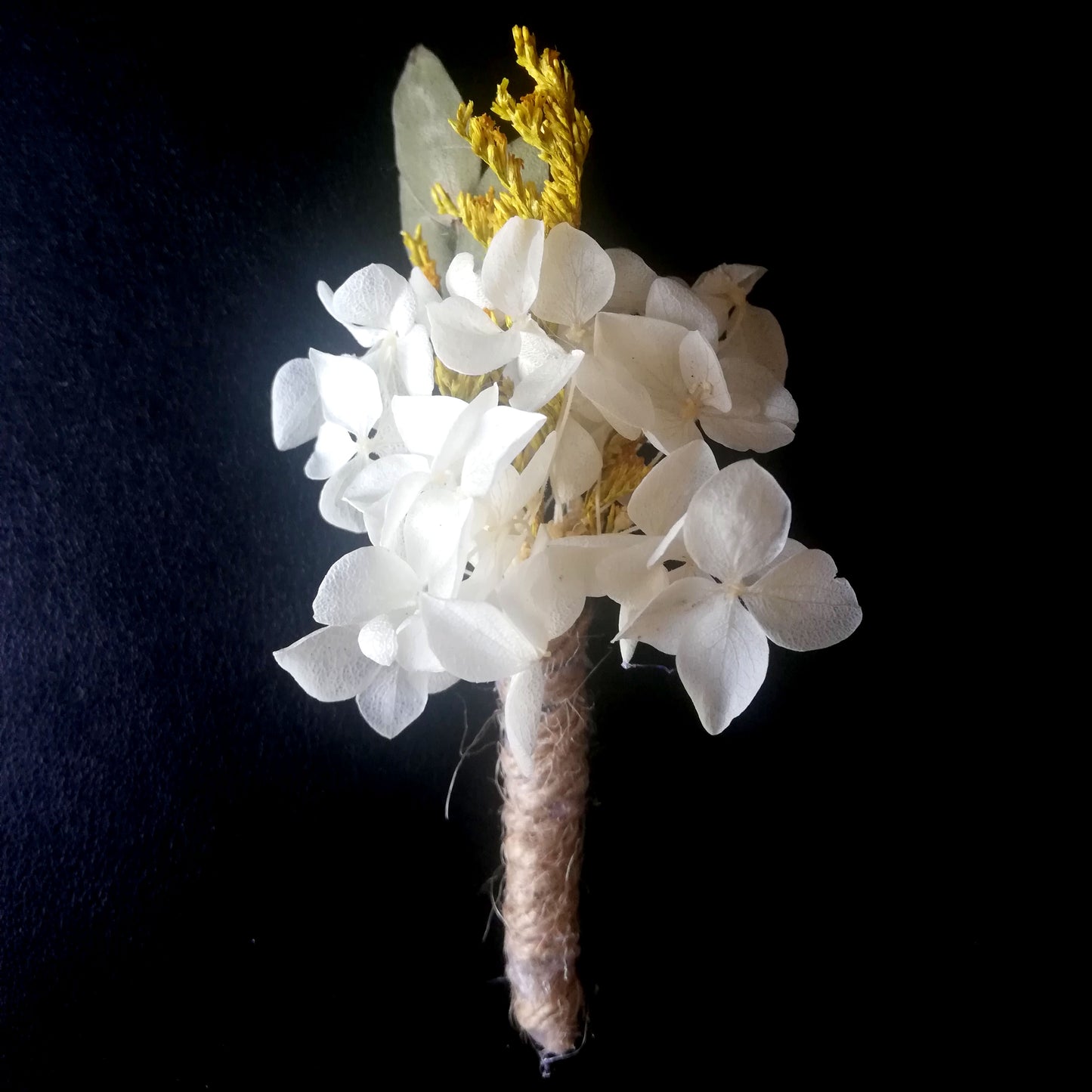Boutonnière en fleurs naturelles d'hortensia stabilisé