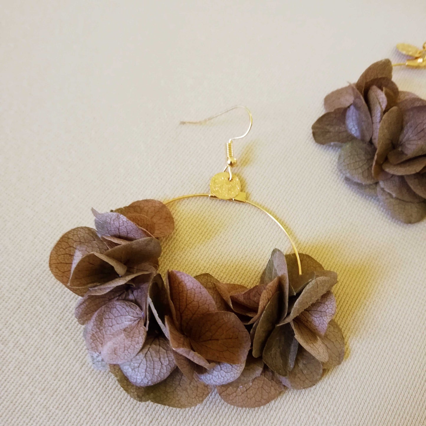 Boucle d'oreilles marron fleurs stabilisées