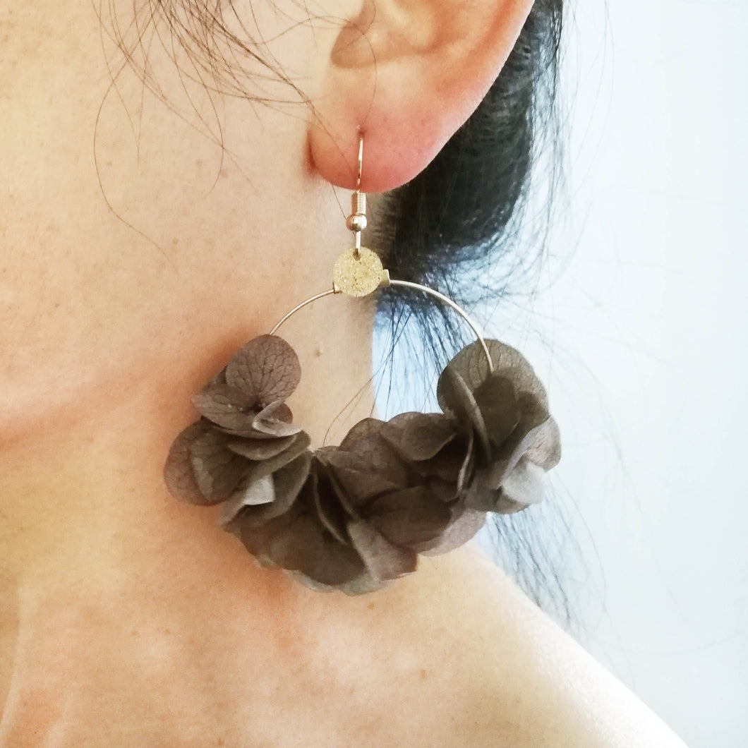 Boucle d'oreilles marron fleurs stabilisées