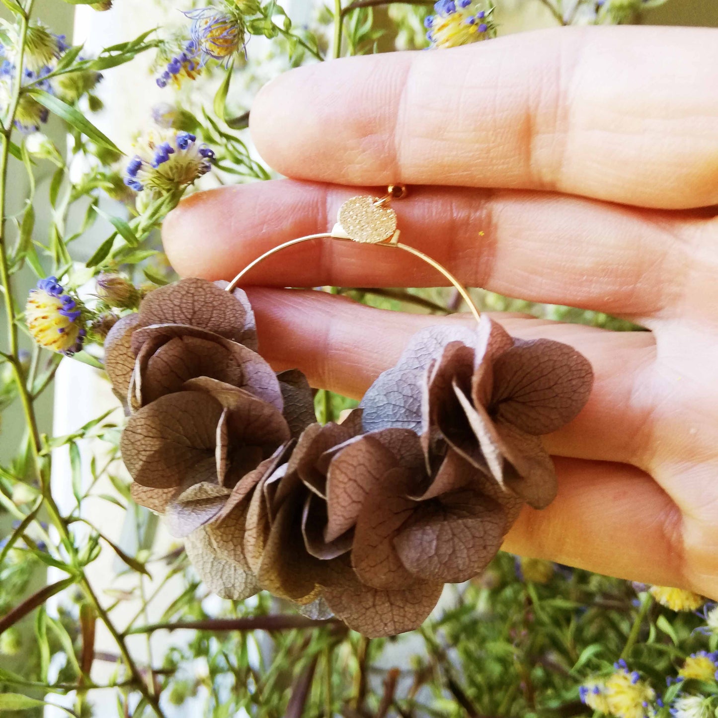 Boucle d'oreilles marron fleurs stabilisées