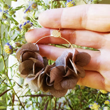 Charger l&#39;image dans la galerie, Boucle d&#39;oreilles marron fleurs stabilisées
