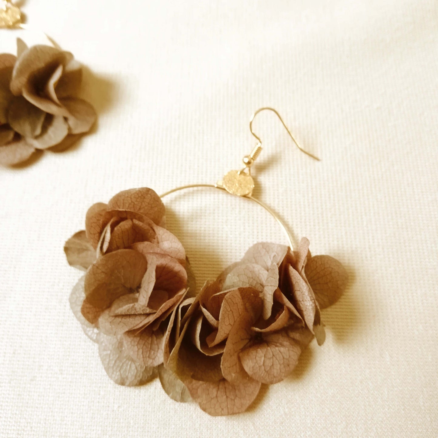 Boucle d'oreilles marron fleurs stabilisées