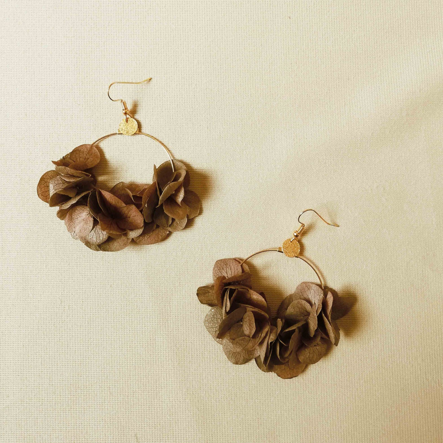 Boucle d'oreilles marron fleurs stabilisées