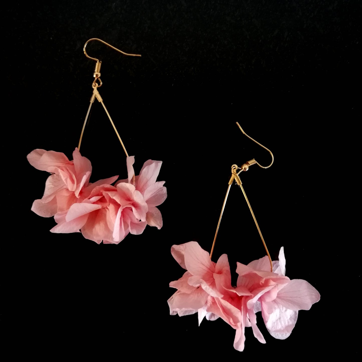 Boucle d'oreilles rose fleurs stabilisées
