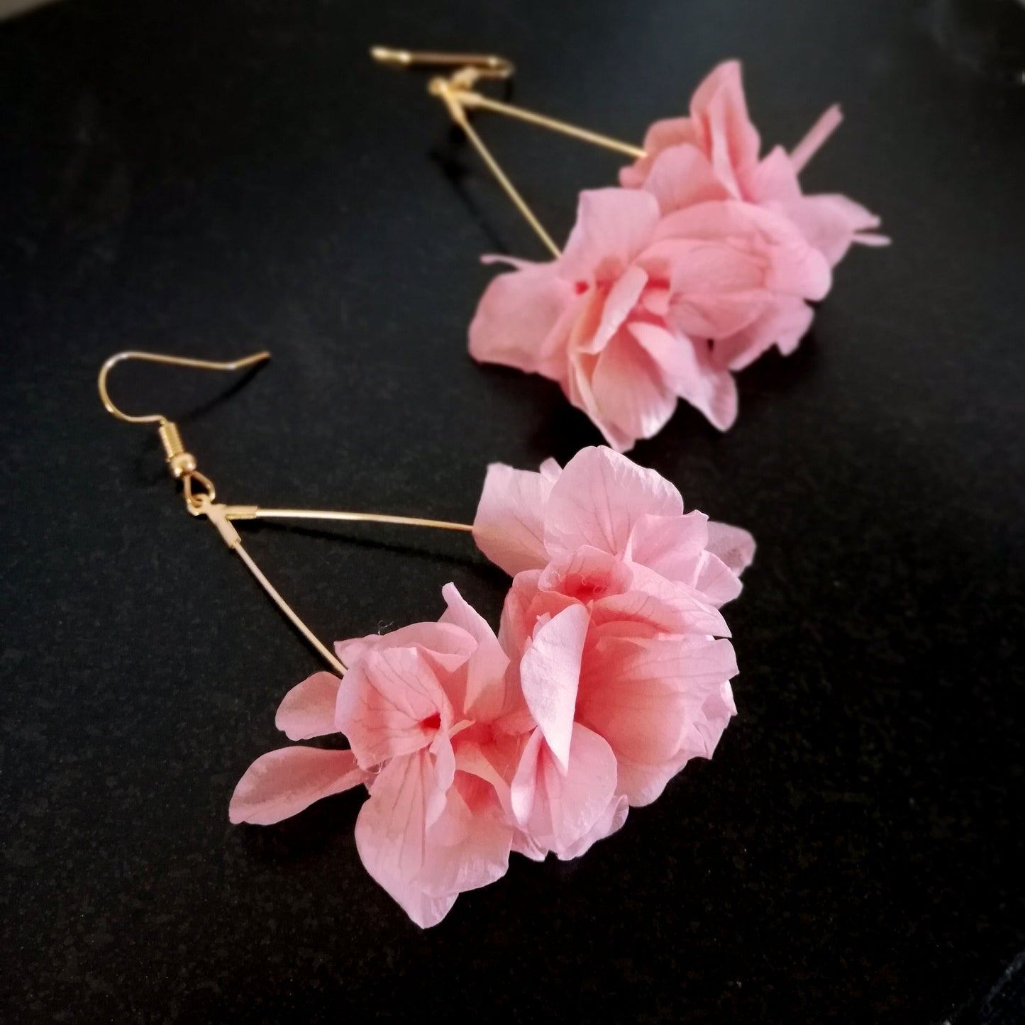 Boucle d'oreilles rose fleurs stabilisées