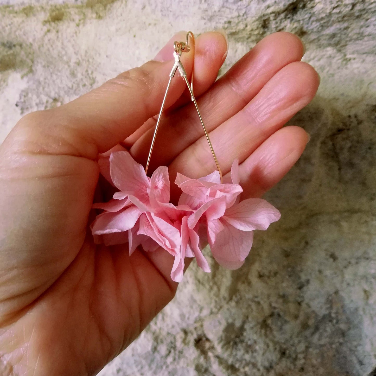 Boucle d'oreilles rose fleurs stabilisées
