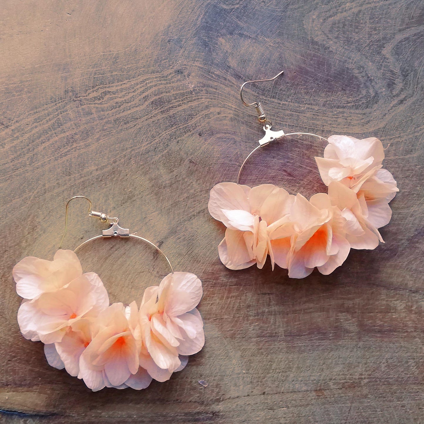 Boucle d'oreilles rose saumon fleurs stabilisées
