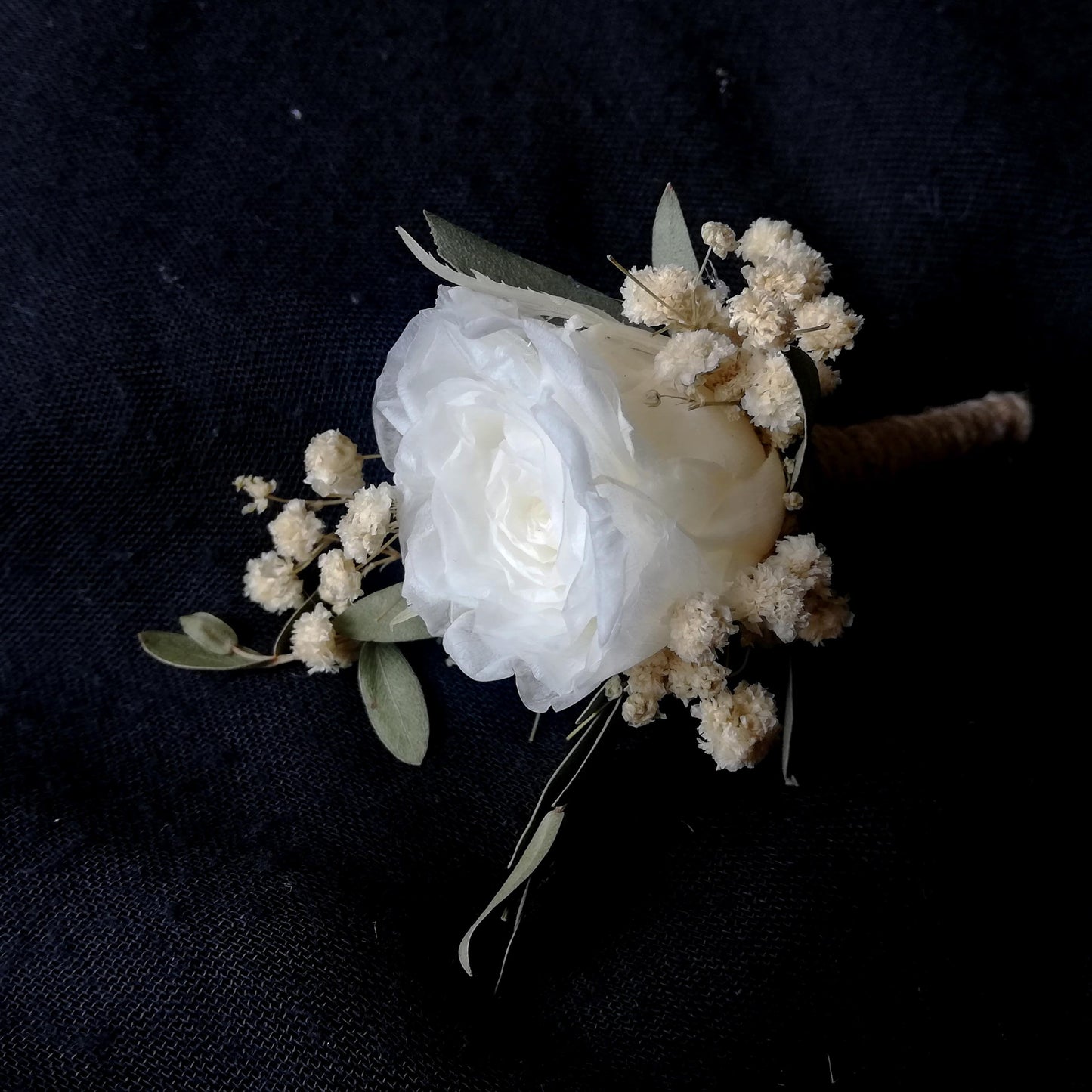 Boutonnière blanc en fleurs naturelles d'hortensia stabilisé, gypsophile naturel