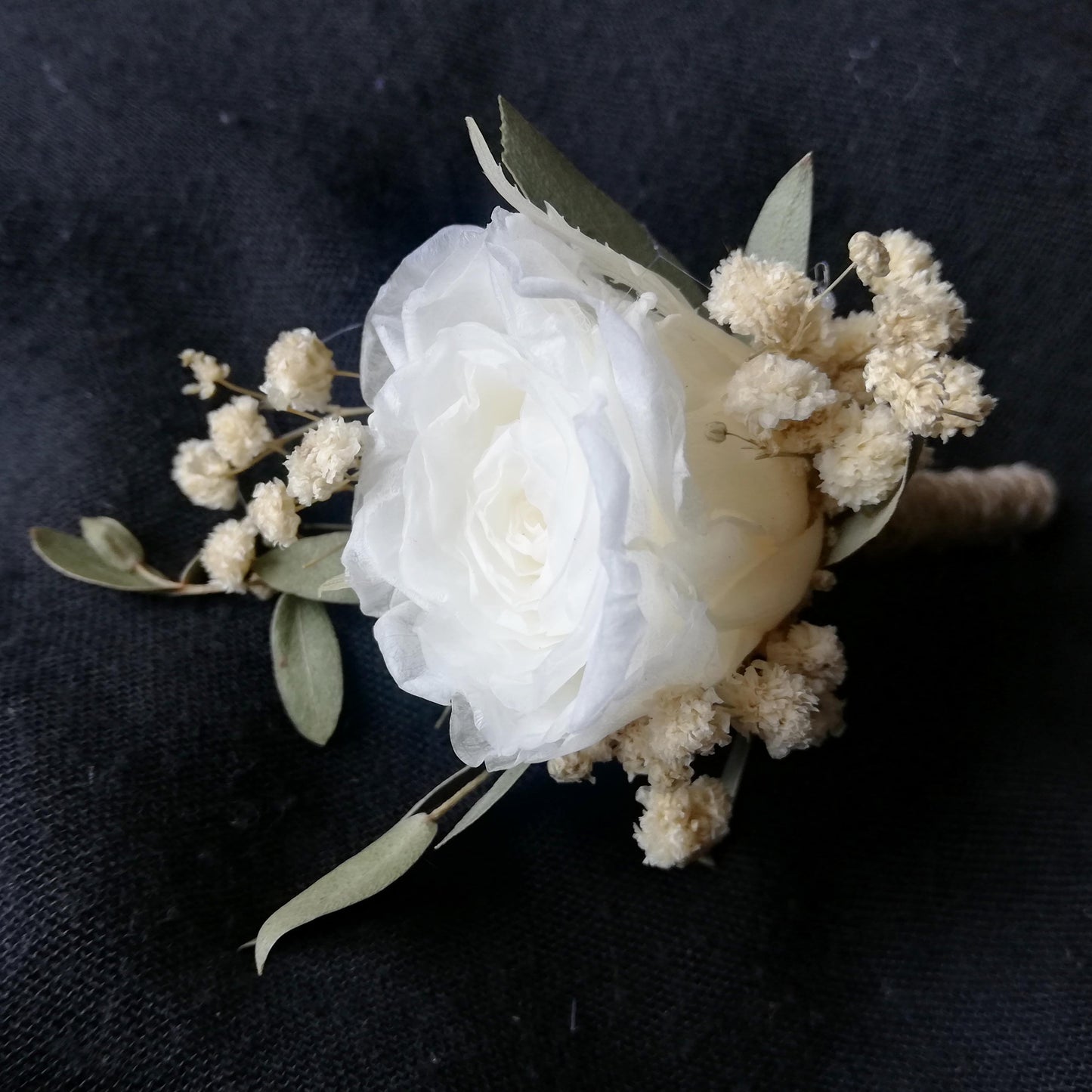 Boutonnière blanc en fleurs naturelles d'hortensia stabilisé, gypsophile naturel