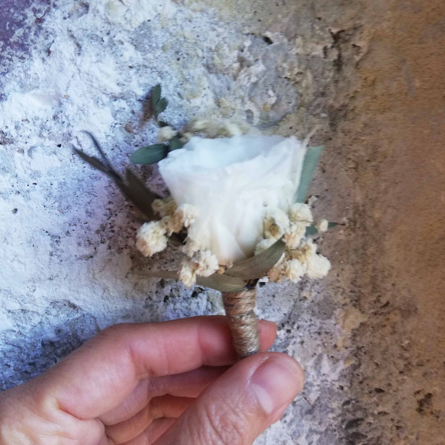 Boutonnière blanc en fleurs naturelles d'hortensia stabilisé, gypsophile naturel