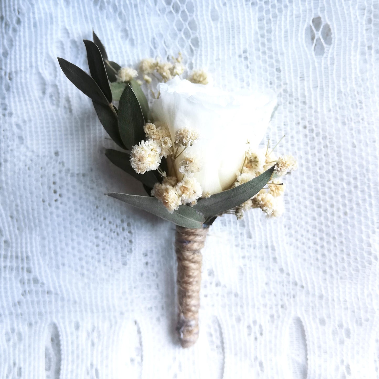 Boutonnière blanc en fleurs naturelles d'hortensia stabilisé, gypsophile naturel