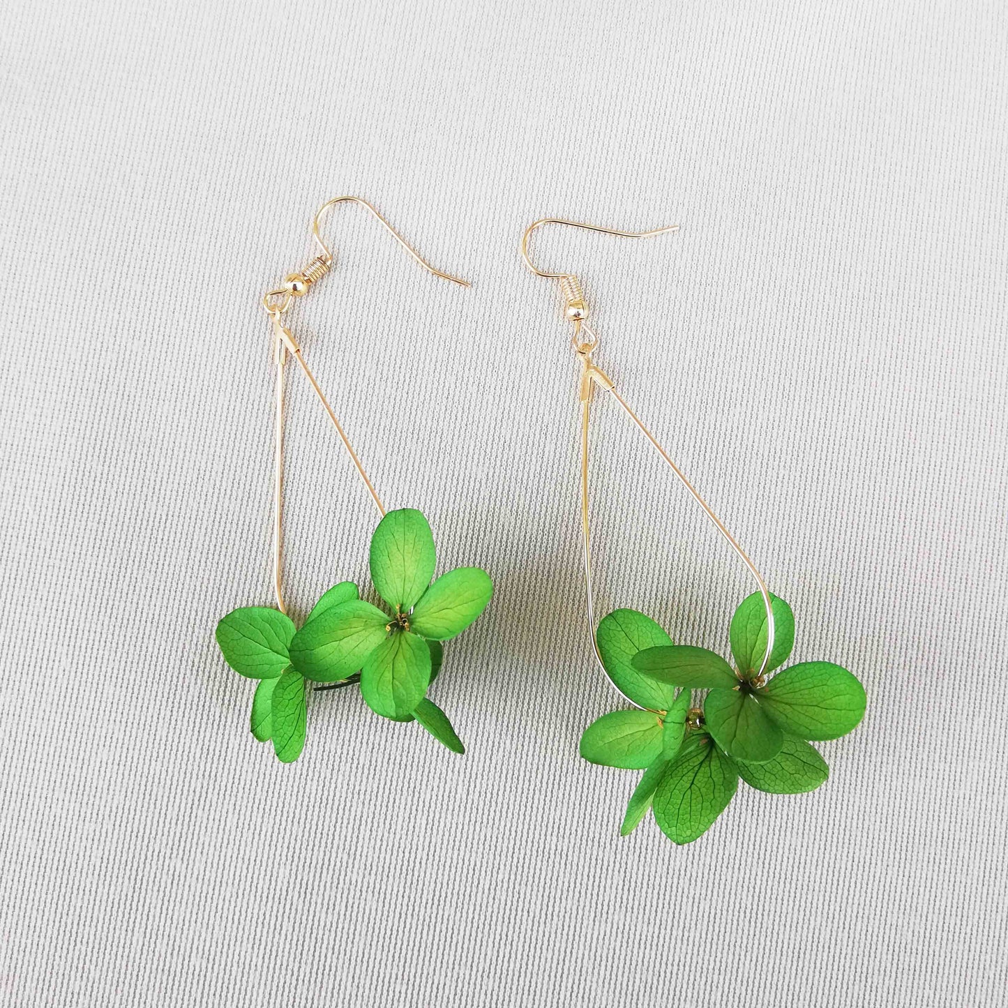 Boucle d'oreilles vert en fleurs séchées