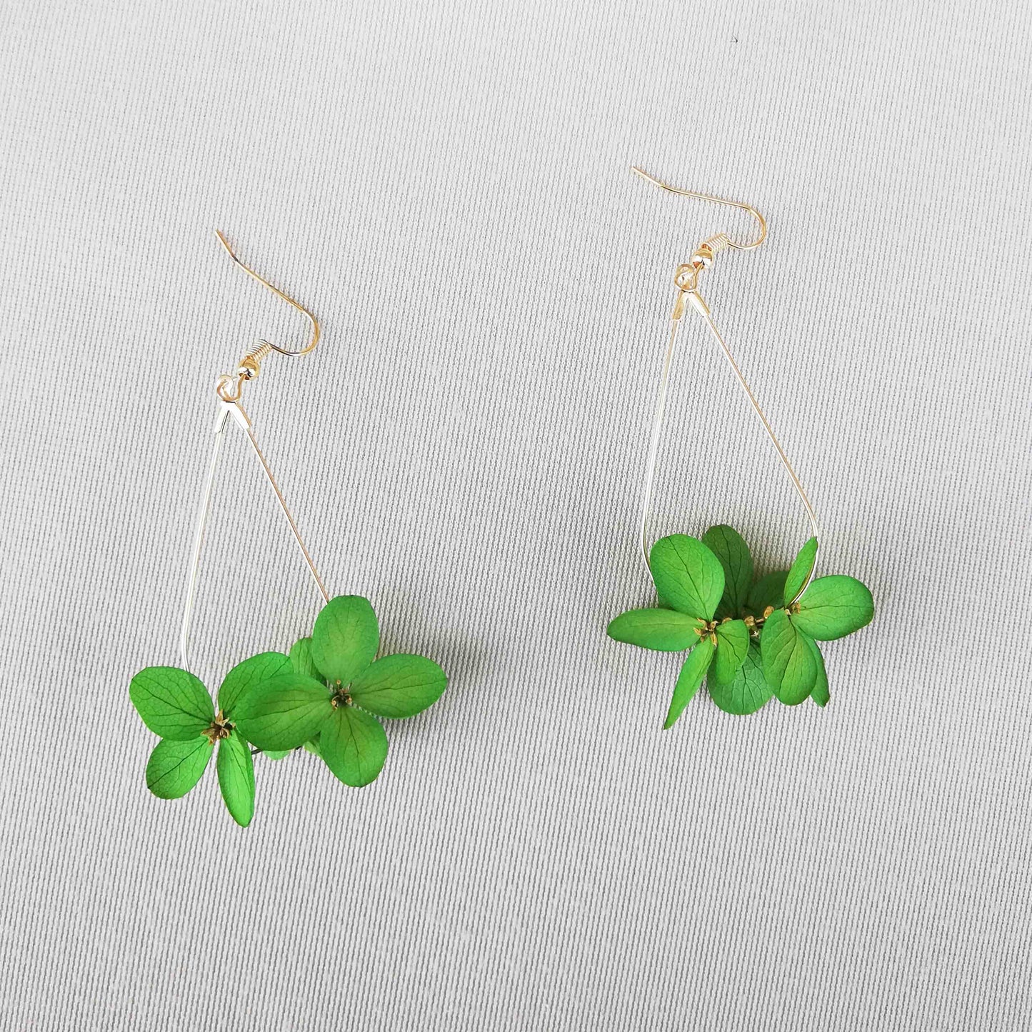 Boucle d'oreilles vert en fleurs séchées