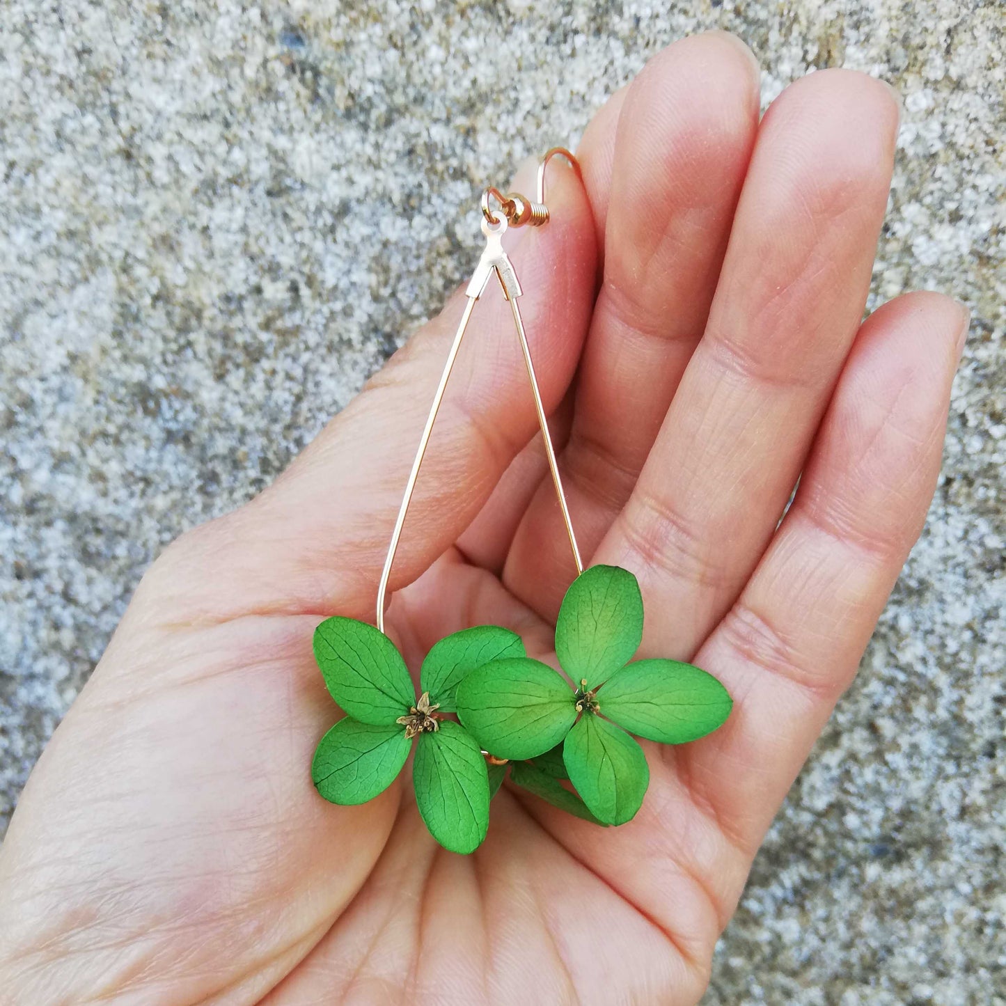 Boucle d'oreilles vert en fleurs séchées