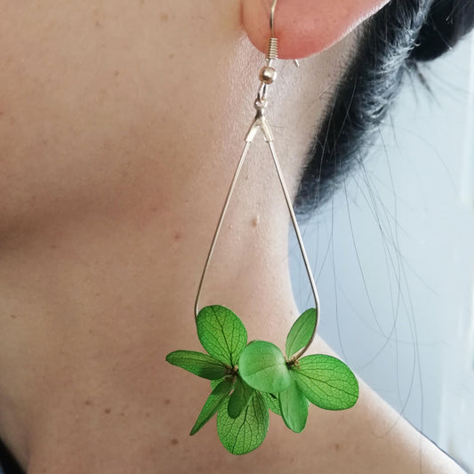Boucle d'oreilles vert en fleurs séchées