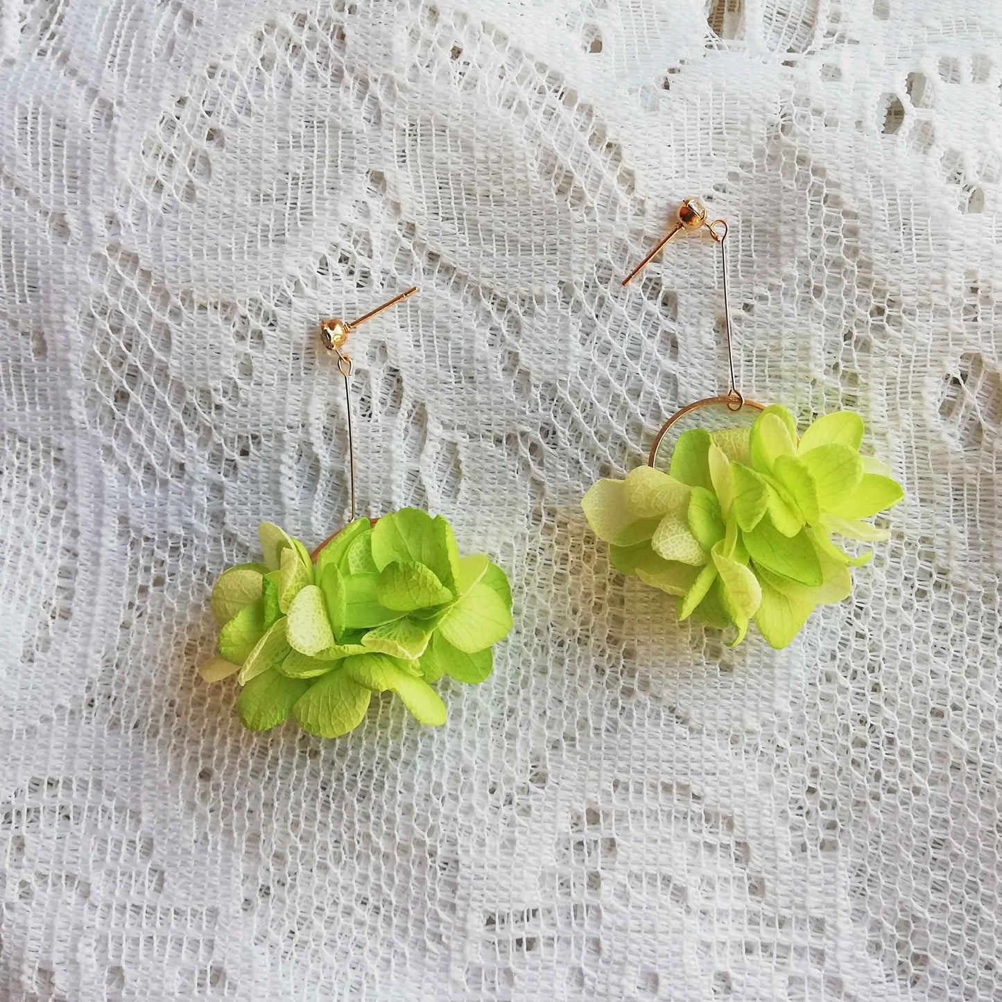 Boucle d'oreilles vert et jaune clair en fleurs séchées